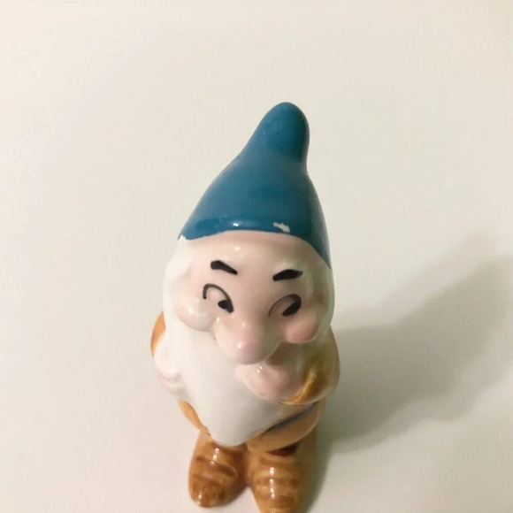 Vintage Bashful Figurine Snow White Dwarfs Disney  Japan 2.5 Inch Tall Figure - Picture 2 of 15
